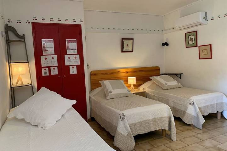 Gîte pour 3 personnes, avec terrasse ainsi que jardin et piscine à Venasque - 2