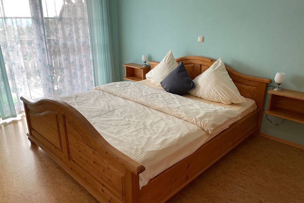 Ganze Wohnung, Gemütliche Ferienwohnung mit Südbalkon und Seeblick in Spalt, Fränkisches Seenland