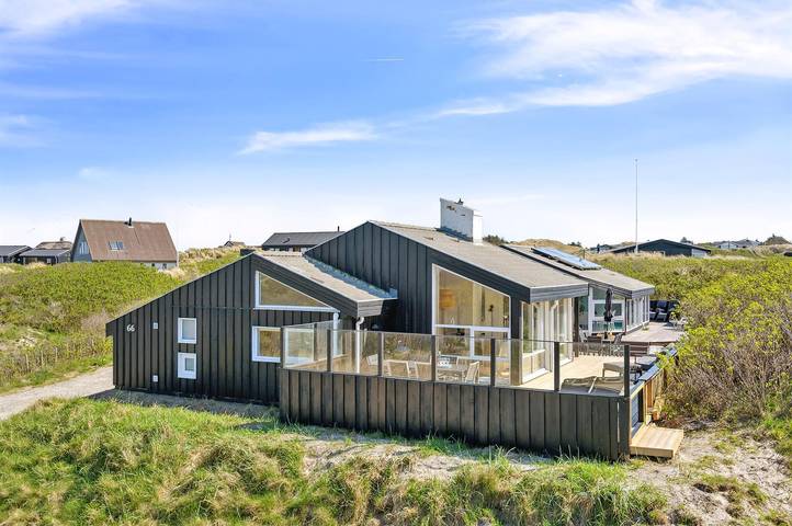 Ferieudlejning for 10 personer, med jacuzzi og terrasse samt sauna i Blokhus