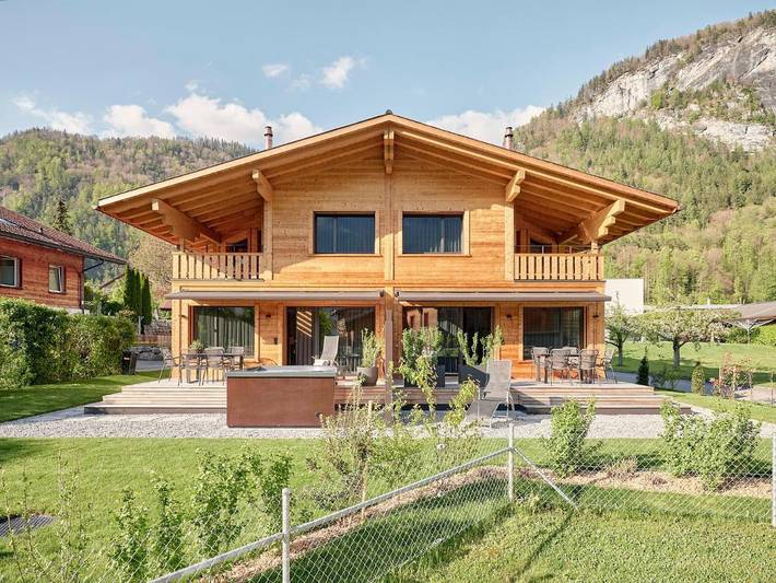 Ferienwohnung für 5 Personen, mit Balkon und Whirlpool sowie Terrasse und Garten in Meiringen