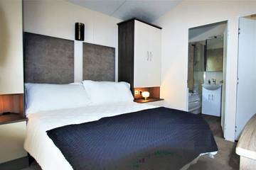 Static Caravan for 4 People in Christchurch, Dorset, Photo 2