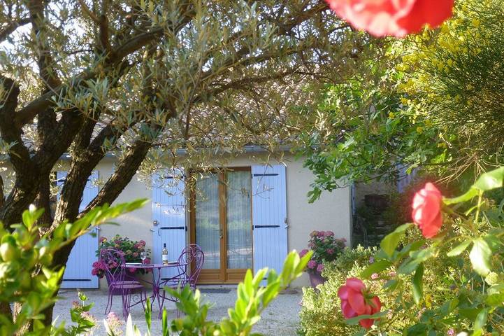Gîte pour 3 personnes, avec jardin à Suzette