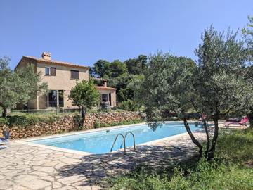 Location de vacances pour 7 personnes, avec jardin à Aups