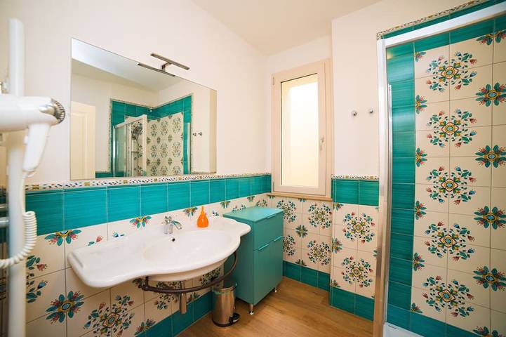 Gîte pour 5 personnes, avec piscine ainsi que jardin et jacuzzi, animaux acceptés à Cupra Marittima - 4