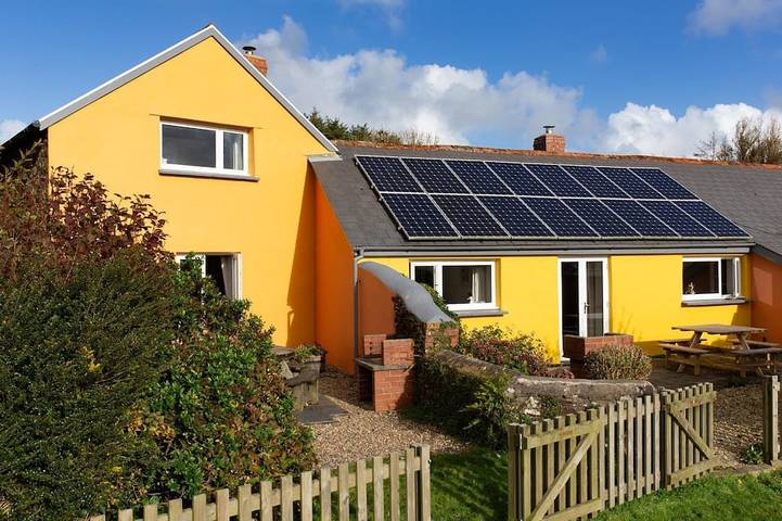 Cottage for 5 people, with hot tub and terrace as well as garden and sauna, with pets in Hartland