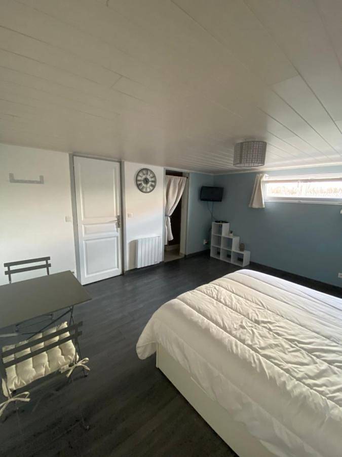 Double Room with Private Bathroom in Maulévrier, Région de Cholet