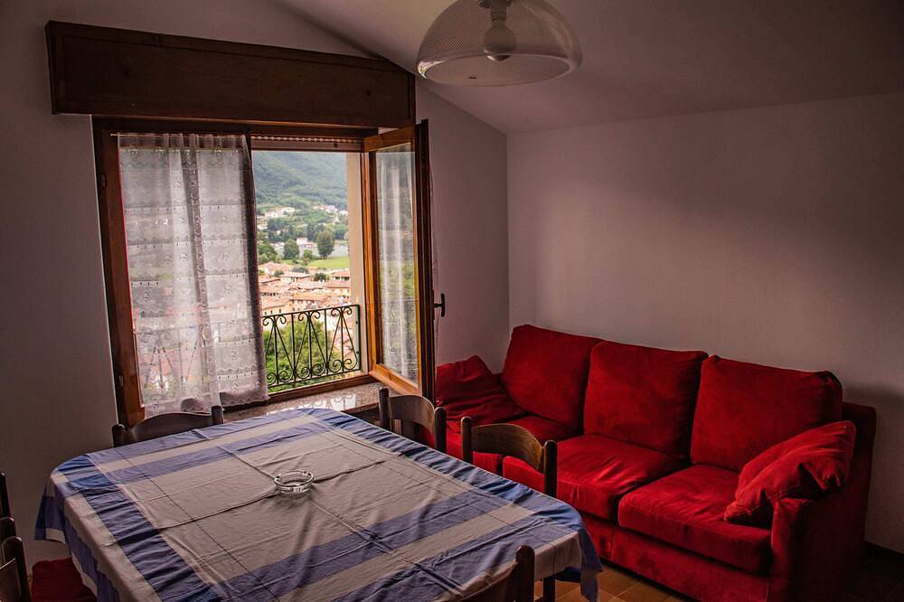 Ganze Wohnung, Aunt Maria's - Torrezzo Apartment. Your terrace on Lake Endine in Monasterolo del Castello, Prealpi Bergamasche Orientali