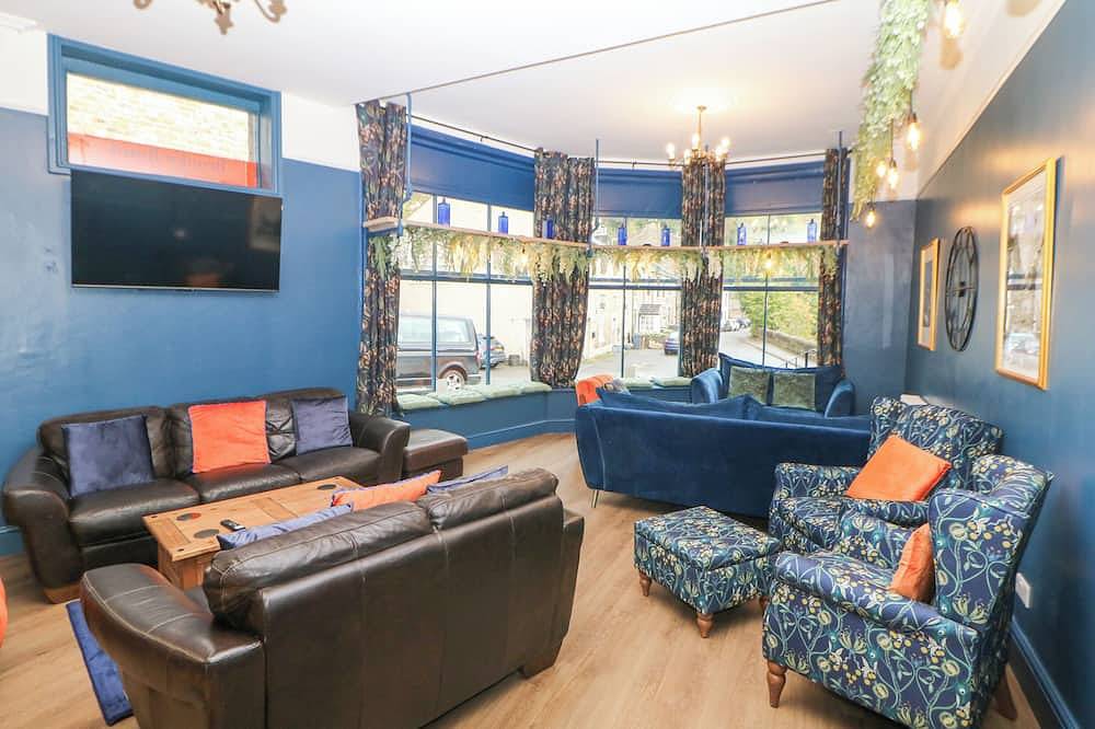 Blue Ron'S, pet friendly, with hot tub in New Mills in Derbyshire