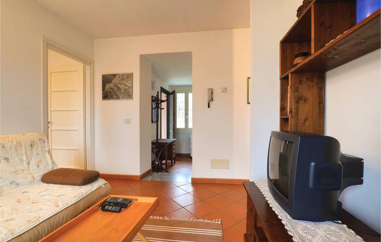 Apartamento vacacional entero, Apartamento con terraza junto al lago: A 1 km del lago in Luino, Comune di Luino