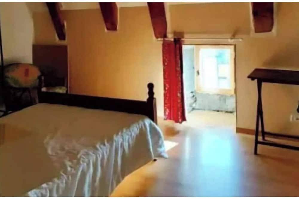 Holiday Home 'Maison De Famille De 1823' with Private Terrace and Wi-Fi in Chastreix, Volcans d'Auvergne Regional Nature Park