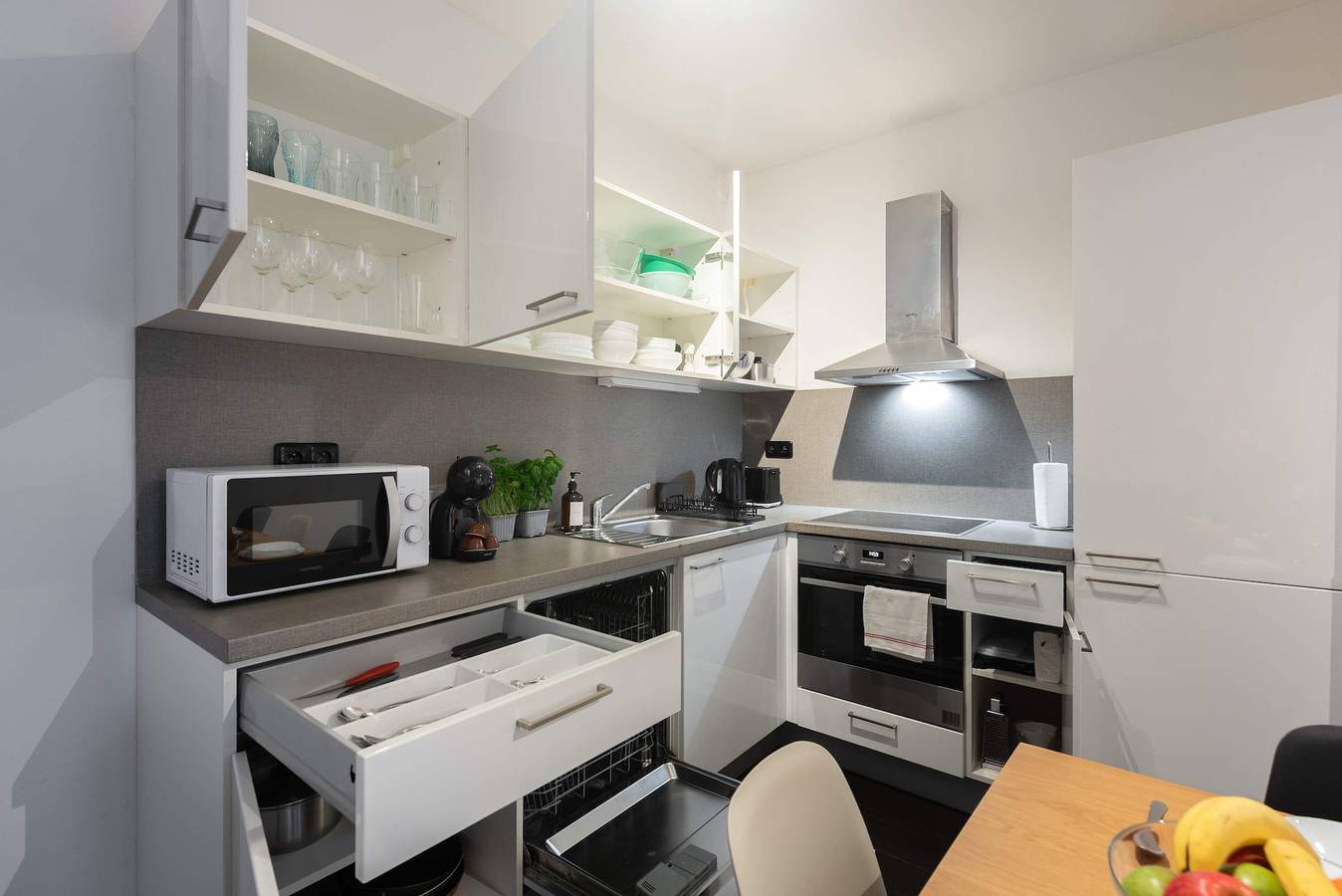 Entire apartment, Apartment with 3-bedrooms balcony in Prague, Central Bohemia