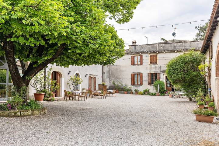 Appartement entier, Appartement 'Appartamento Bilocale' avec terrasse et jardin partagés, Wi-Fi in Bardolino, Montagnes autour du lac de Garde