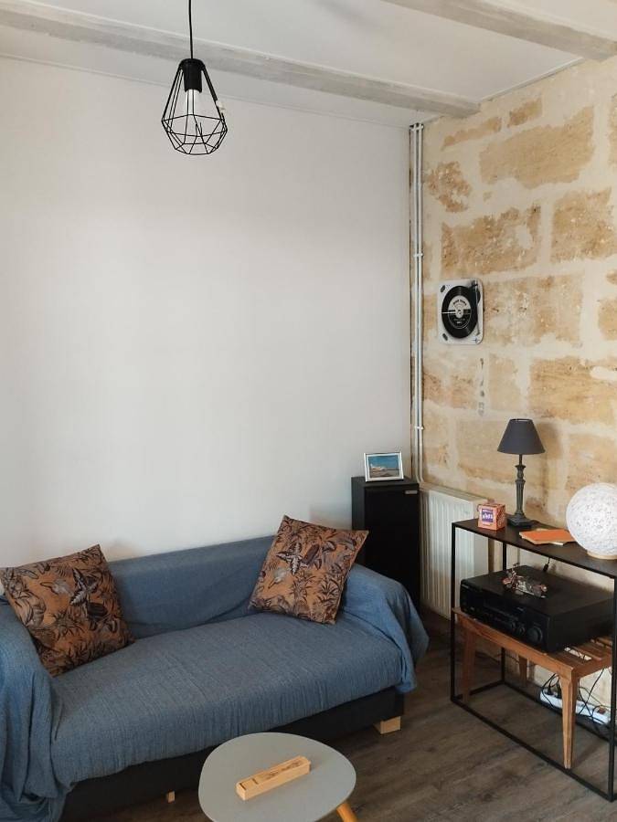 Location de vacances pour 2 personnes, avec terrasse ainsi que vue et jardin à Lamothe-Montravel - 3