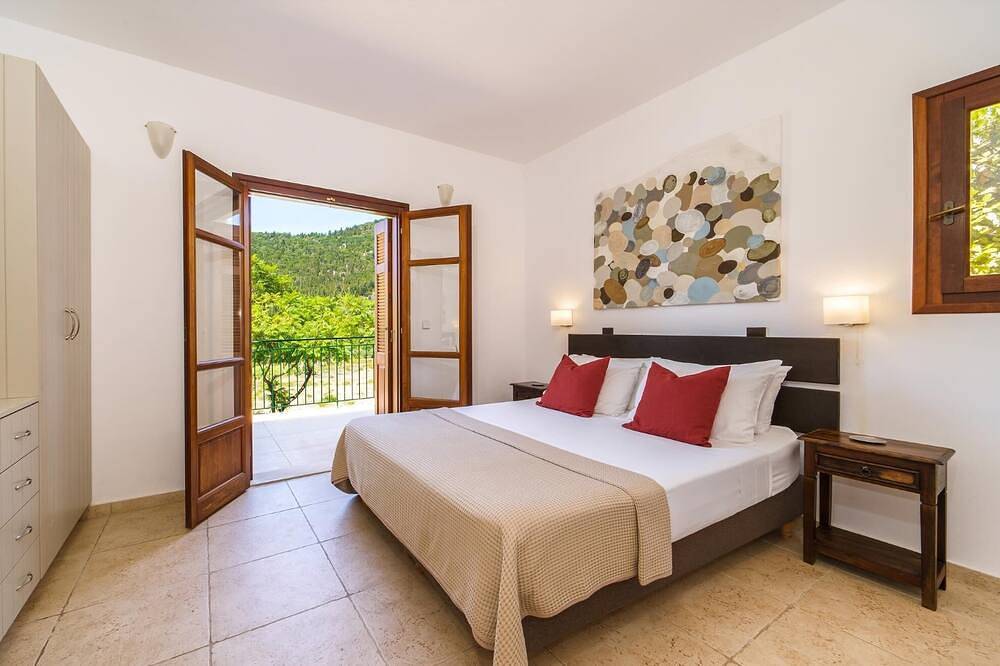 2 Bedroom Villa with Kefalonia Views and Beach Path near Stavros in Greece