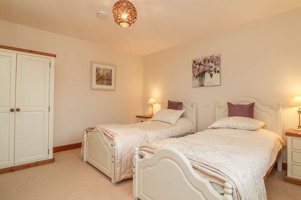 Fig Tree Cottage, family friendly, with hot tub in Bickleigh in Tiverton, Devon