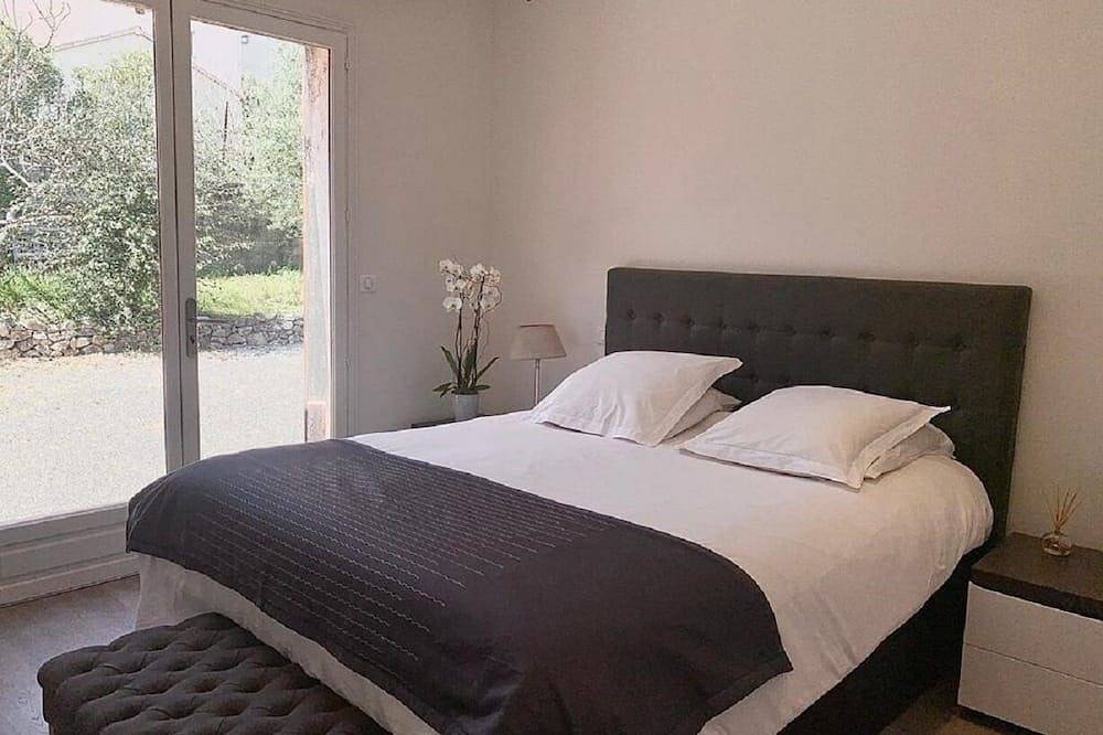 Pleasant, contemporary Villa, sunny, quiet in a green setting in Valbonne, Cannes region