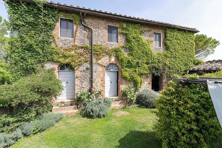 Agriturismo per 8 persone, con idromassaggio e giardino nonché terrazza, con animali domestici in Sovicille