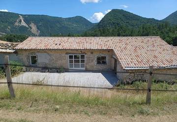 Gîte pour 6 personnes, avec terrasse à Poyols