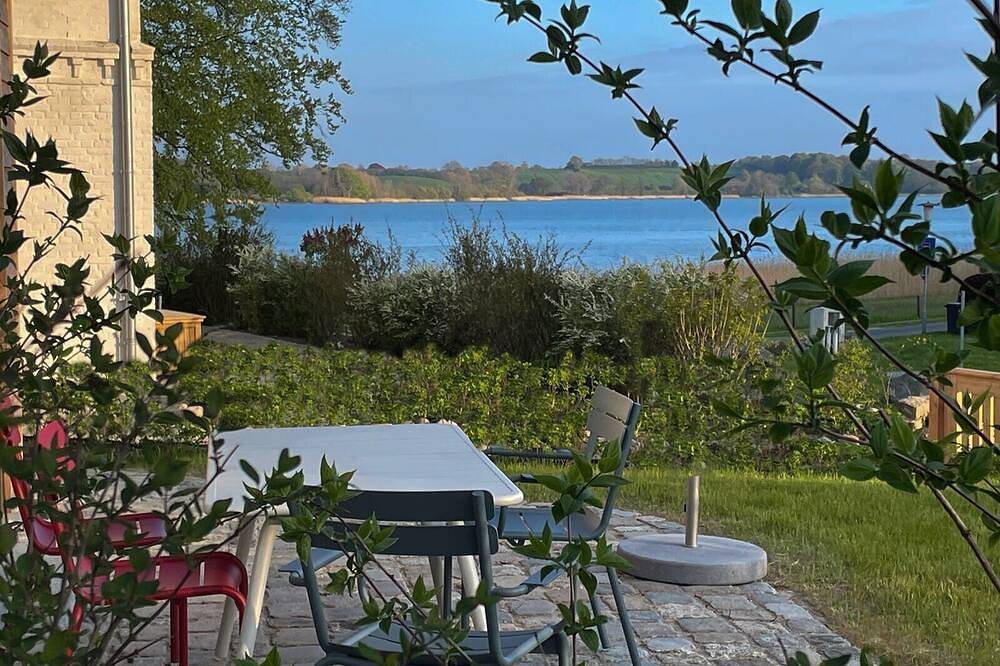 Frisch erbautes Holzhaus \"Remise am Fährhaus\" mit einzigartiger Architektur direkt an der Schlei mit Bootssteg und Badestelle für Ihren wohlverdienten Urlaub bei absolutem Wohlfühlambiente, mit riesigem Gartenbereich und altem Baumbestand in Ulsnis, Grünes Binnenland