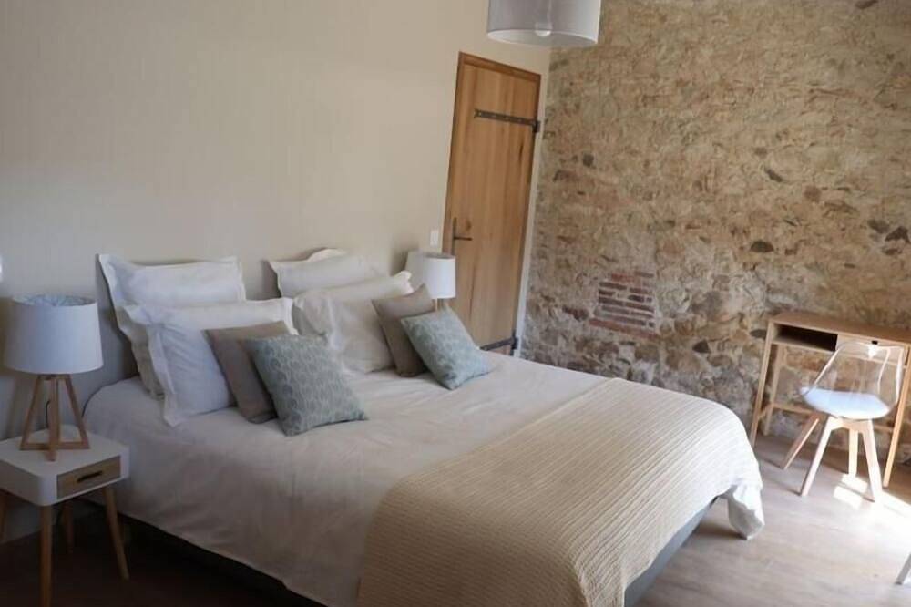 Charming 18th Century Cottage with Pool, Sleeps 10, Near Les Herbiers in Les Herbiers, Loire Valley