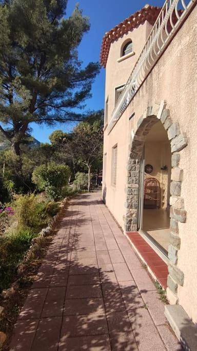Gîte pour 5 personnes, avec jardin ainsi que vue et terrasse, animaux acceptés à Le Revest-les-Eaux - 4
