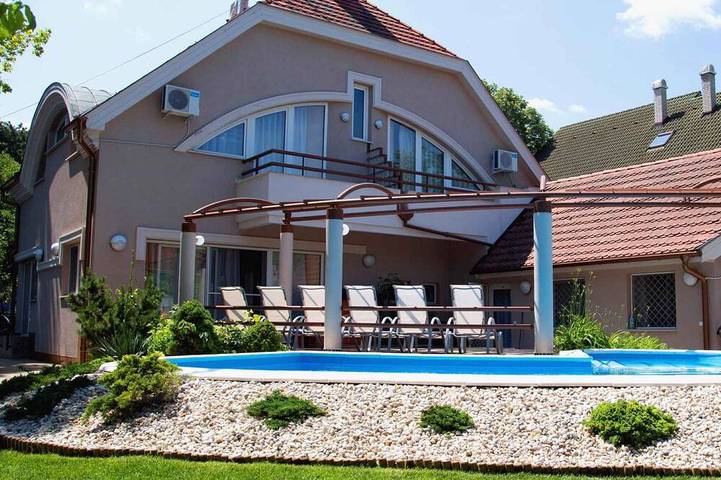 Ferienhaus für 19 Personen, mit Balkon/Terrasse und Whirlpool sowie Terrasse und Garten in Ungarn