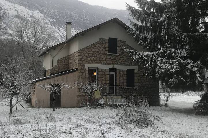 Gîte pour 12 personnes, avec Balcon et Jardin à Vèbre