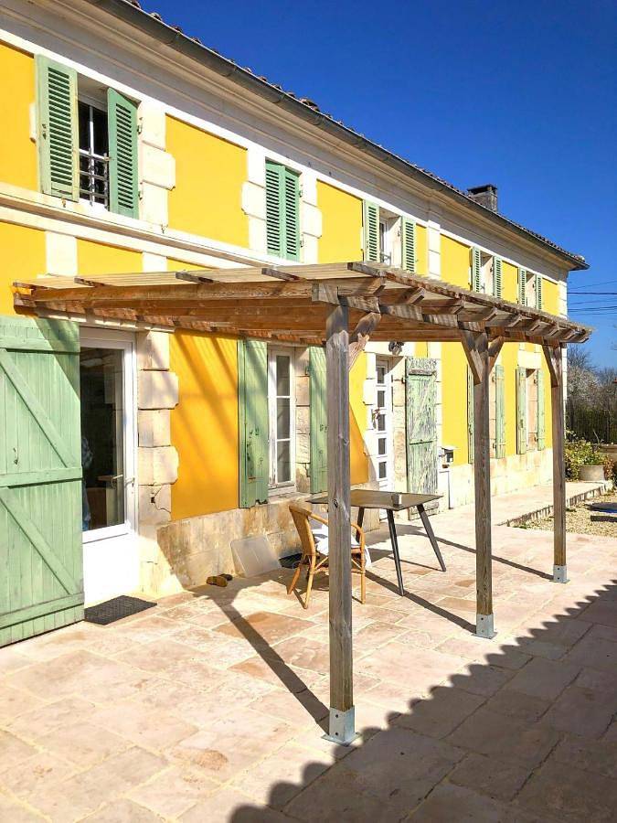 Location de vacances pour 30 personnes, avec piscine ainsi que jardin et terrasse, animaux acceptés à Saint-Simon-de-Bordes - 2