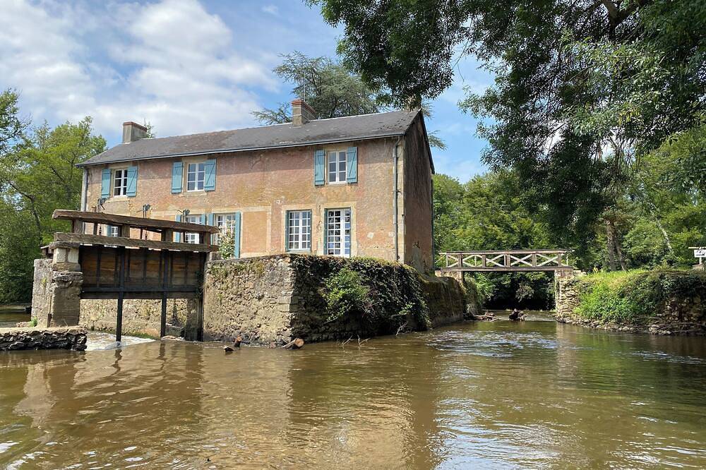 Mill on the banks of the Indre in Berry. A bucolic, historic site on an island in Ardentes, Châteauroux und Umgebung