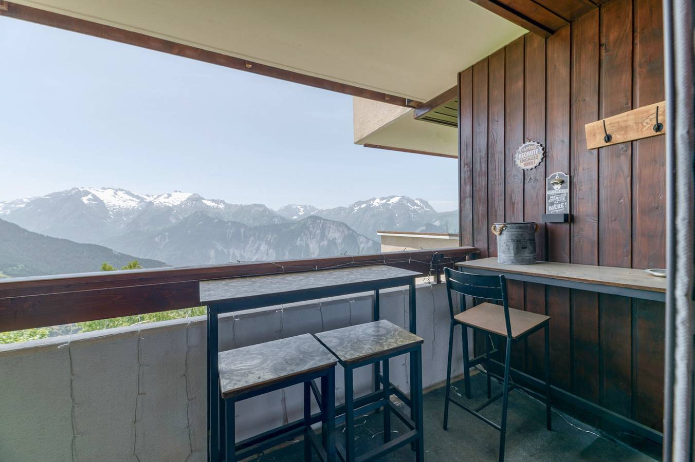 Ganzes Studio, Einzimmerapartment 'Montagnard Vue Splendide' mit privater Terrasse, Balkon und Wi-Fi in L'Alpe d'Huez, Nationalpark Écrins