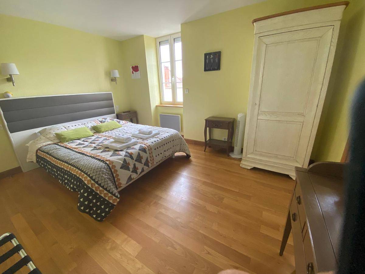Six-Bedroom House in Haut-Bocage, Région de Montluçon