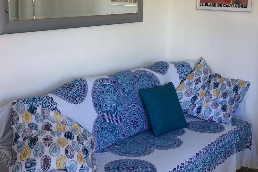 Entire apartment, 1 bedroom apartment completely renovated in residence with shared swimming pool in Palasca, Calvi region