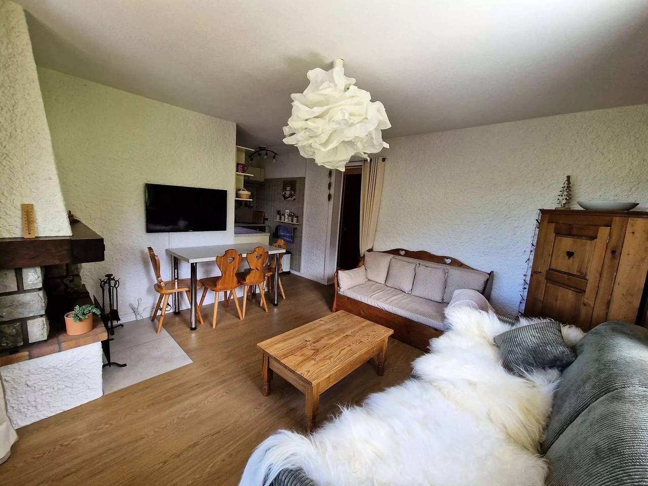 Entire apartment, Pleasant and bright T2 renovated in the Grand-Bornand offering magnificent mountain and valley views. Close village and teleca in Le Grand-Bornand, Annecy region