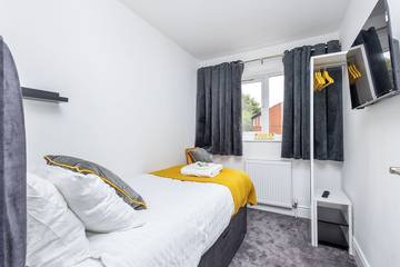 Apartment for 7 People in Wakefield, West Yorkshire, Photo 1