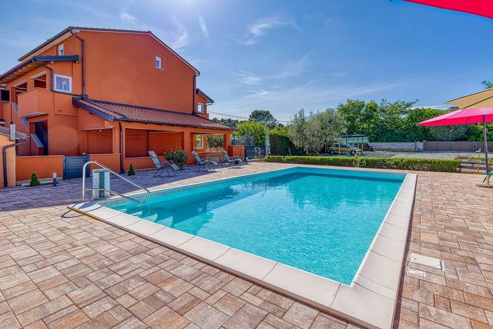 Ferienwohnung für 2 Personen, mit Balkon/Terrasse und Pool in Pula