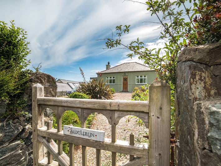 Cottage for 6 people, with garden, with pets in Pwllheli