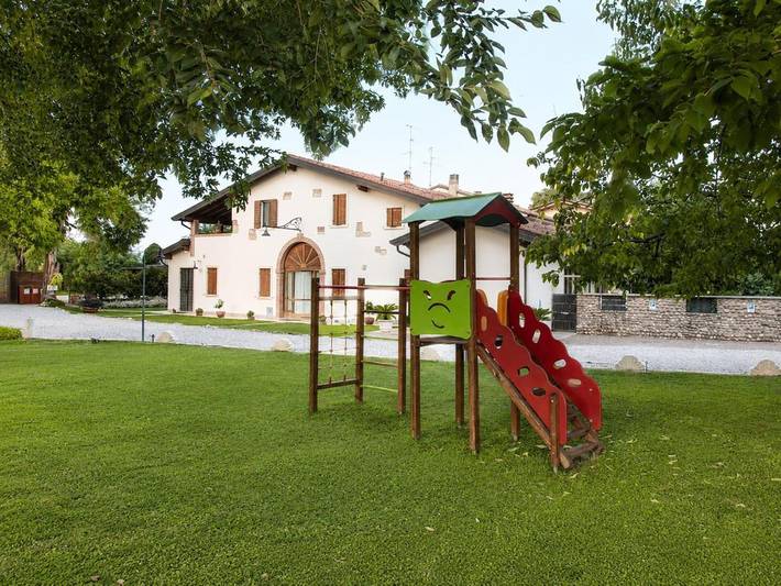 Agriturismo per 3 persone, con Terrazza e Giardino nonché Panorama a Sommacampagna