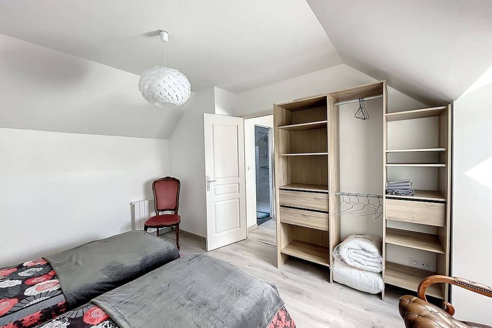 Haus in der Nähe von Aussichtspunkt, Strand und Wanderwegen! 7 Schlafplätze, 3 Schlafzimmer, Wlan in Carolles, Côte de la Déroute