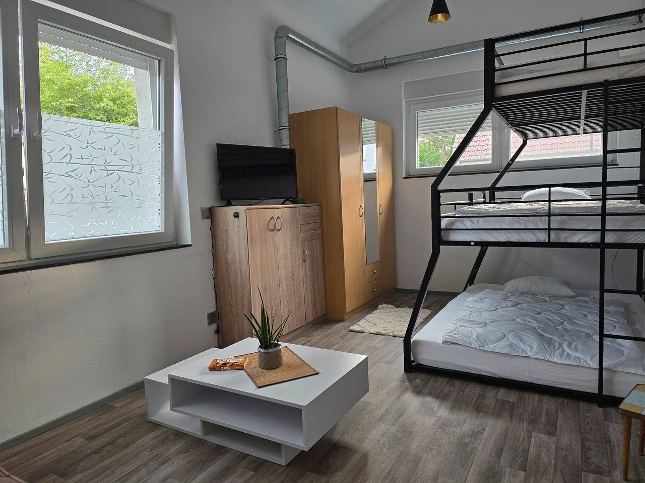 Entire studio, Studio 'Monteure, Remote Wohn' with Private Garden and Wi-Fi in Niegripp, Burg bei Magdeburg