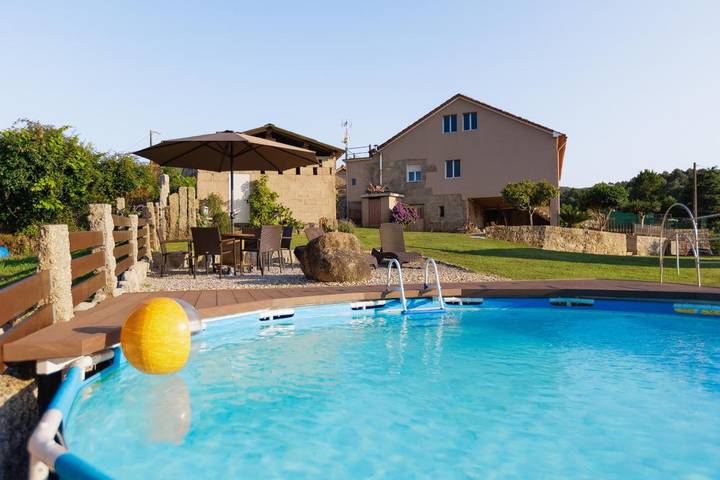 Casa rural para 18 personas, con Balcón y Terraza además de Jardín y Piscina en Meis