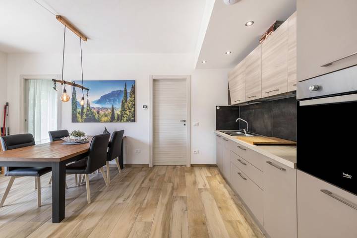 Entire apartment, Apartment 'Ai Colli garden relax apartment' with Private Terrace, Private Garden and Wi-Fi in Costermano sul Garda, Garda Mountains