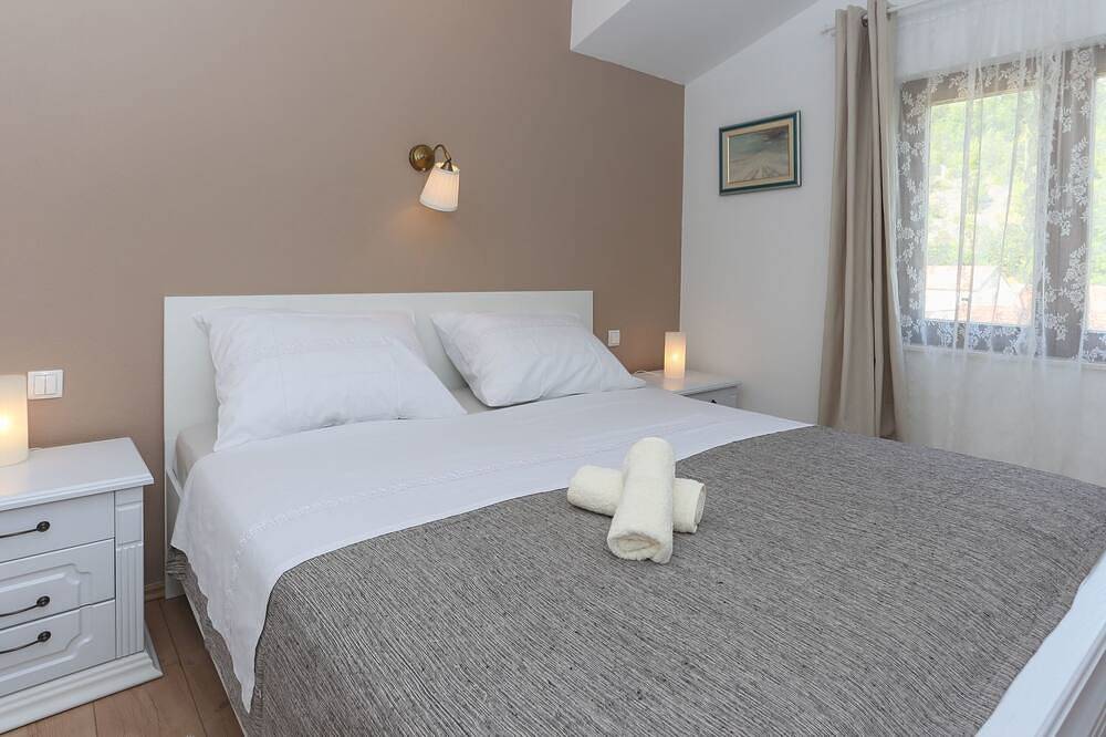 Schönes Ferienhaus in Grab mit Privatparkplatz und Bergblick in Grab (Dalmatien), Dalmatinisches Zagora