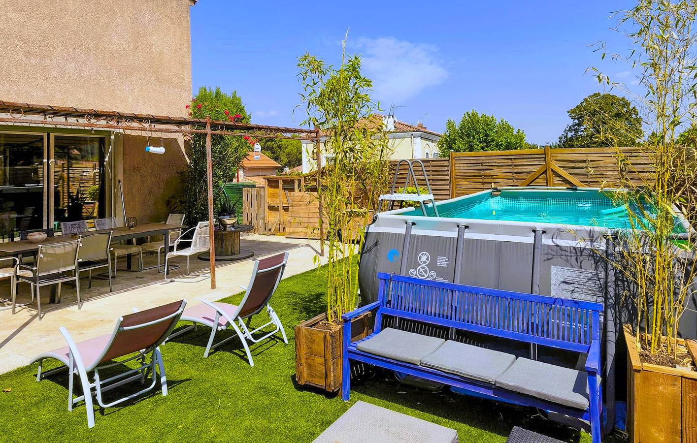 Acogedor apartamento de 1 dormitorio con piscina y terraza en Saint-Savournin in Cadolive, Costa mediterránea (Francia)