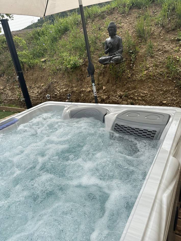 Gîte pour 4 personnes, avec terrasse et jacuzzi