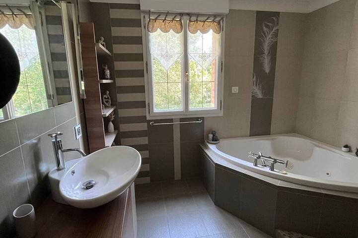 Location de vacances pour 10 personnes, avec jardin et balcon ainsi que piscine et jacuzzi à Labécède-Lauragais - 4