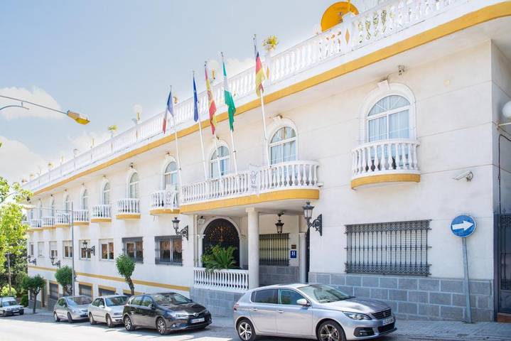Hôtel pour 3 personnes, avec Terrasse ainsi que Jardin et Vue à Martos