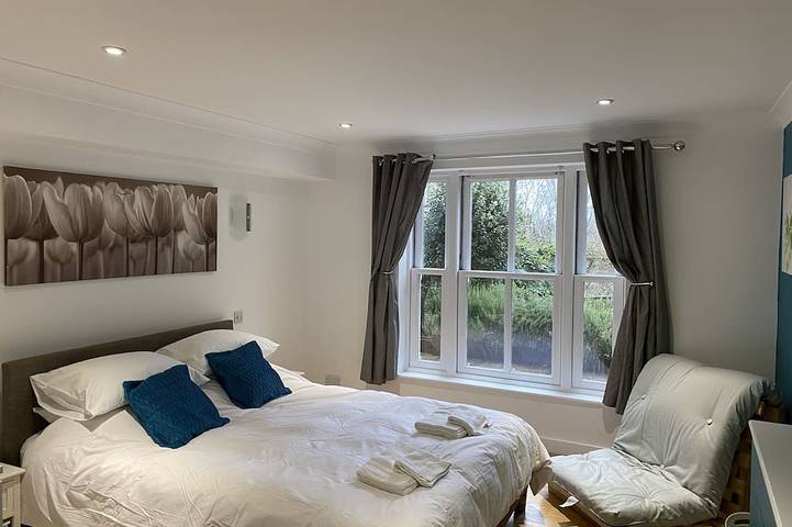 Entire apartment, Garden Apartment with Private Hot Tub, Sauna and Parking,  Your own spa retreat! in Brighton, Sussex