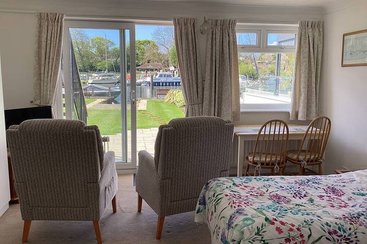 Entire apartment, Christchurch Riverside Studio With Fishing Available in Christchurch, Dorset