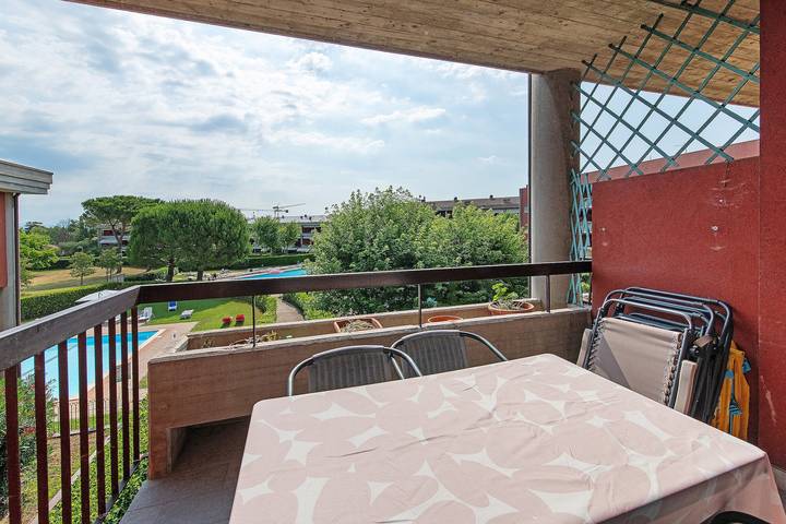 Entire apartment, Apartment 'Fior Di Loto Front Of The Pool' with Shared Pool, Wi-Fi and Air Conditioning in Rivoltella del Garda, Desenzano del Garda