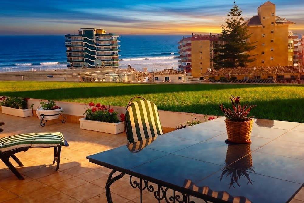 Entire apartment, Sun-Drenched, Sea-View Apartment with Giant Patio, Private Garden and Garage in Torreblanca (Fuengirola), Fuengirola